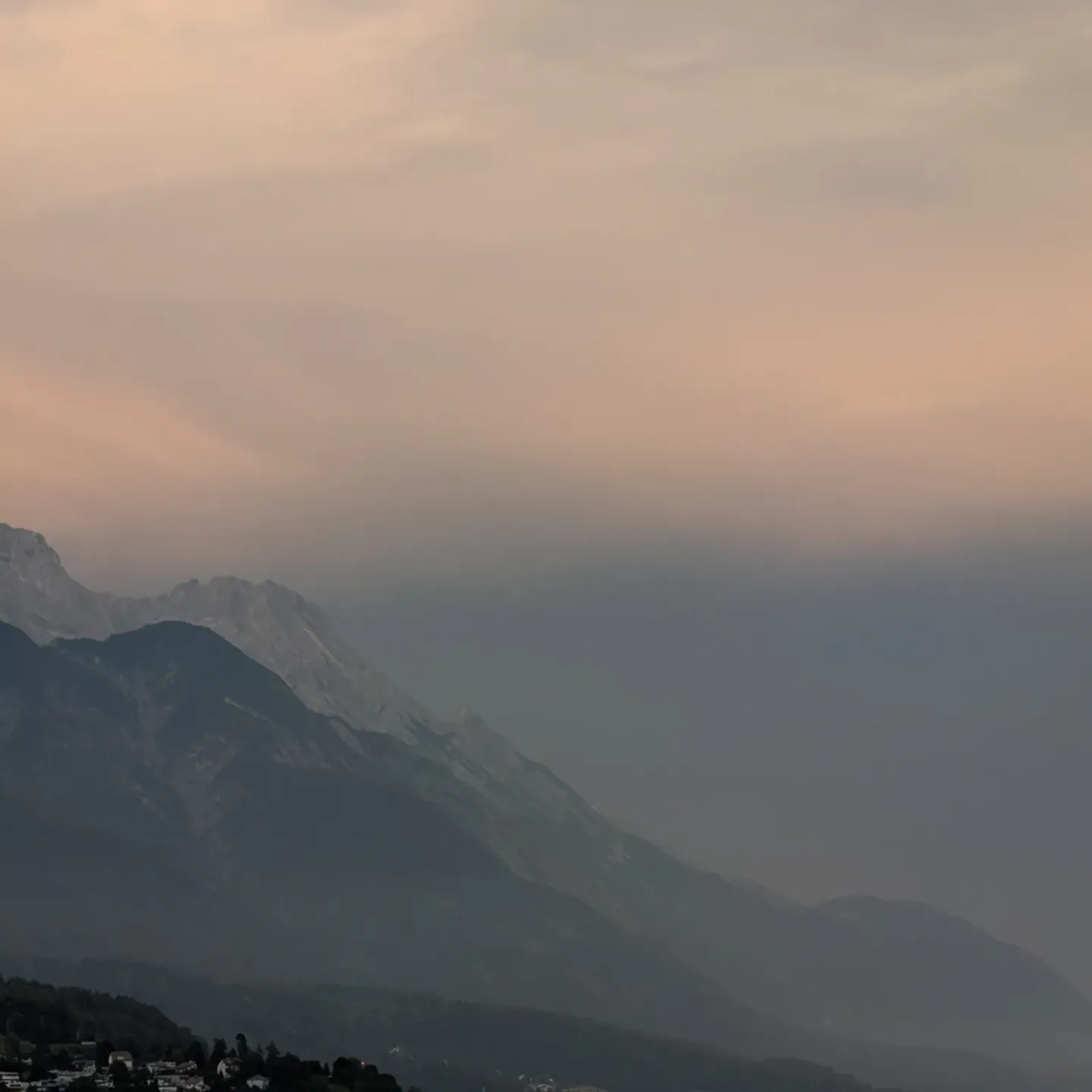 Die Nordkette bei Innsbruck im weichen Abendlicht über dem Inntal.