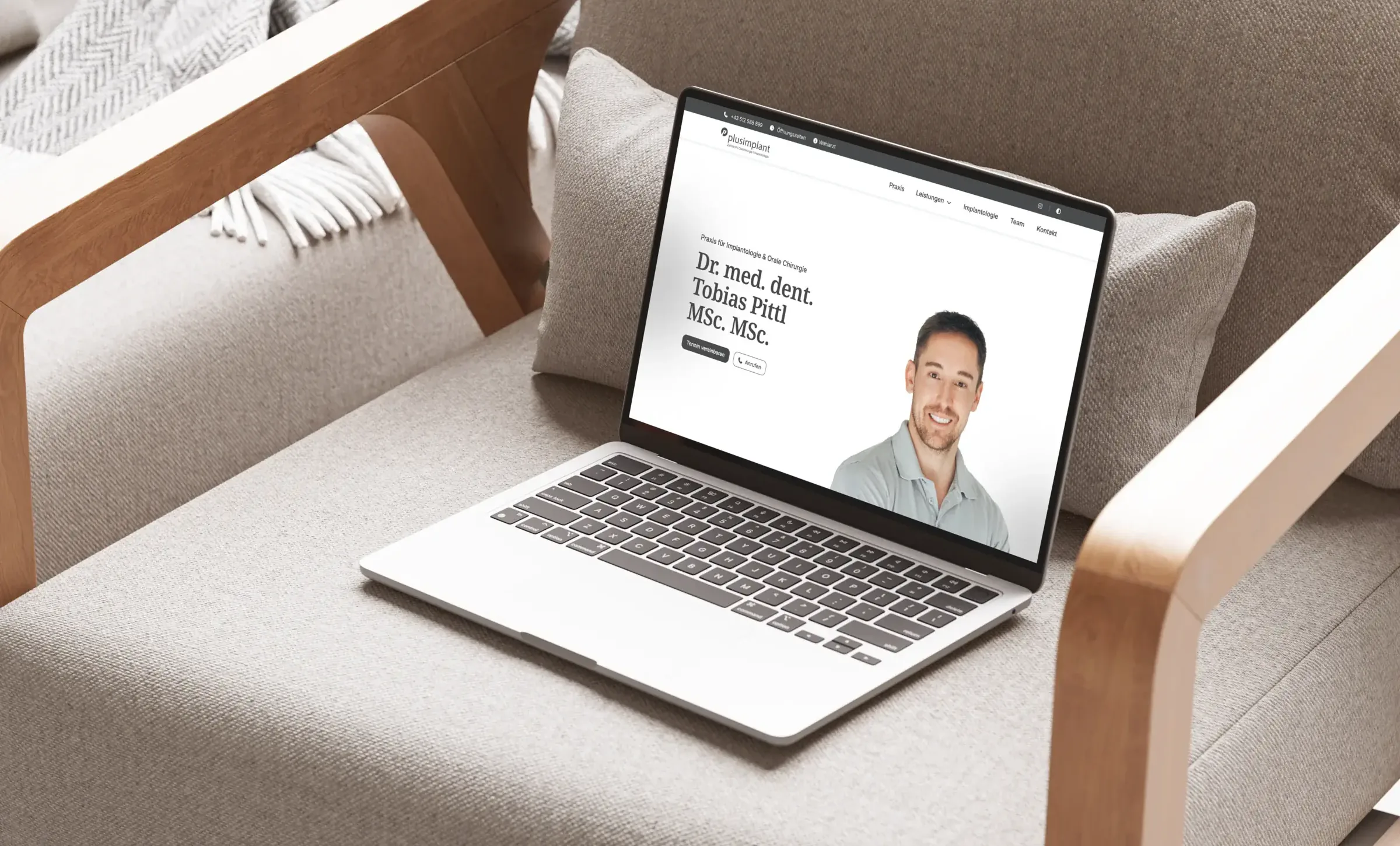 Website der Ordination Dr. Tobias Pittl auf einem Laptop