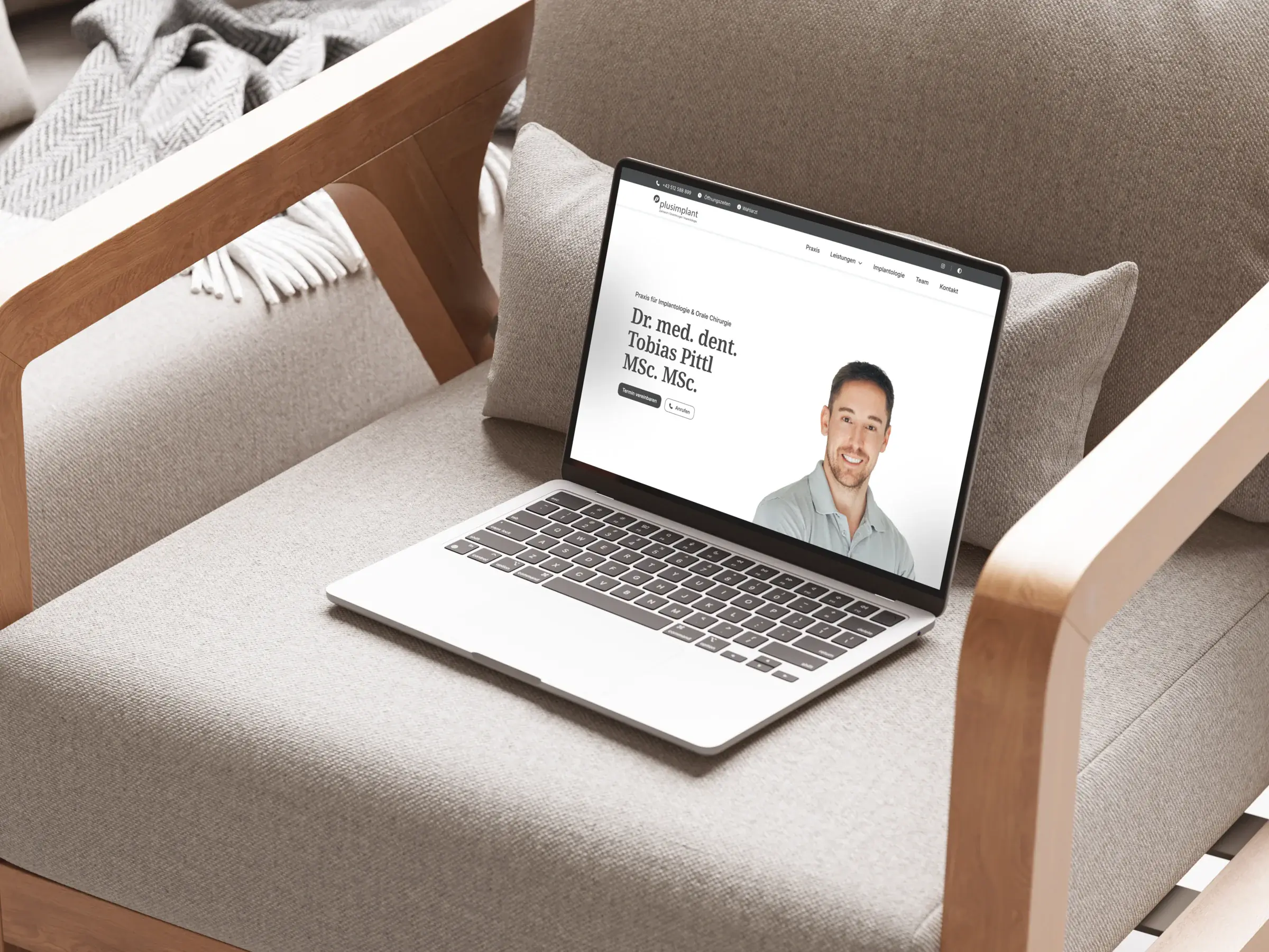 Website der Ordination Dr. Tobias Pittl auf einem Laptop
